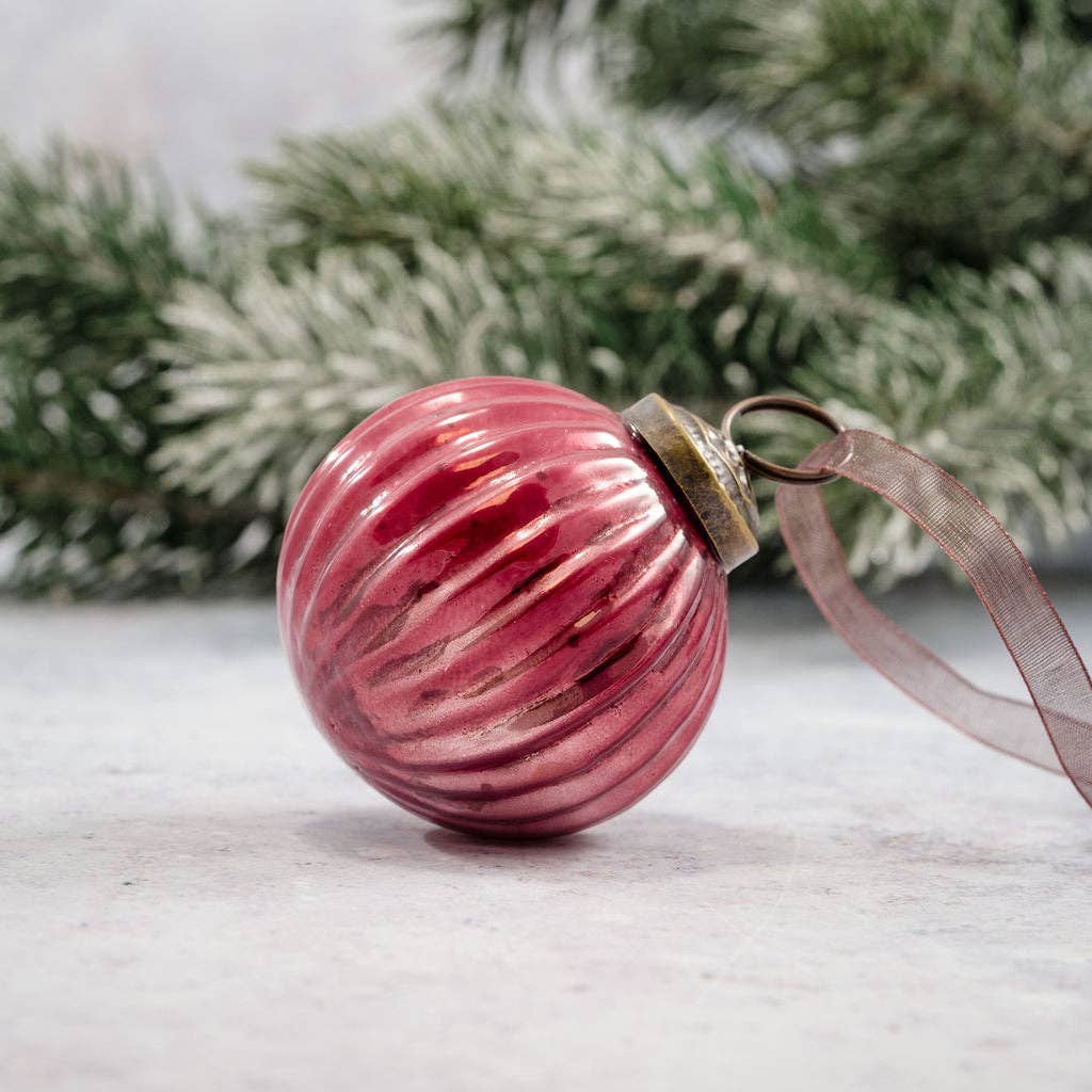 Small mauve ribbed glass bauble with bronze-coloured cap and organza ribbon